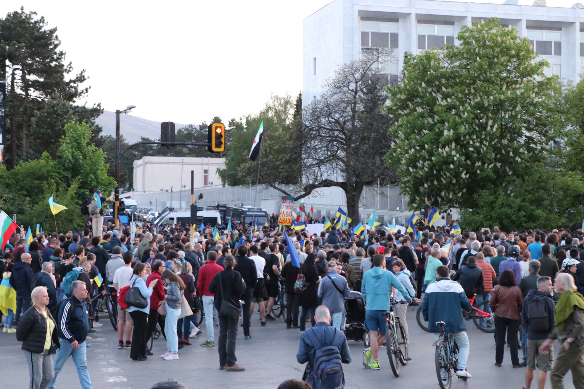 Грандиозният многохиляден протест пред рашисткото посолство в София